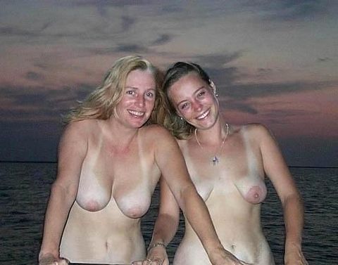 Мама и дочь демонстрируют влажные киски порно фото