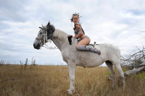 Сексуальная принцесса взобралась на коня