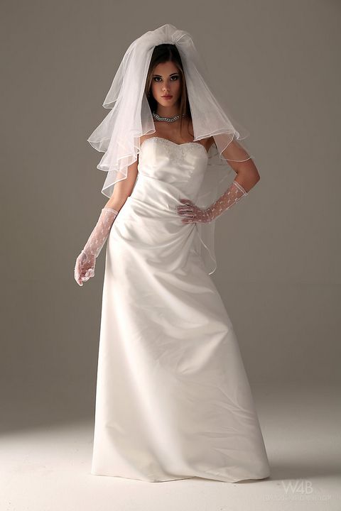 Гламурная и избалованная модель снимает с прелестного тела свадебное платье