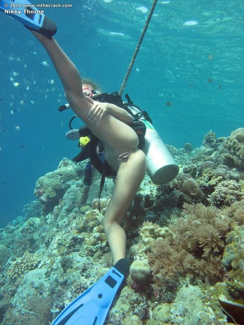 Блондиночка Nikky Thorne демонстрирует бритую пизду под водой